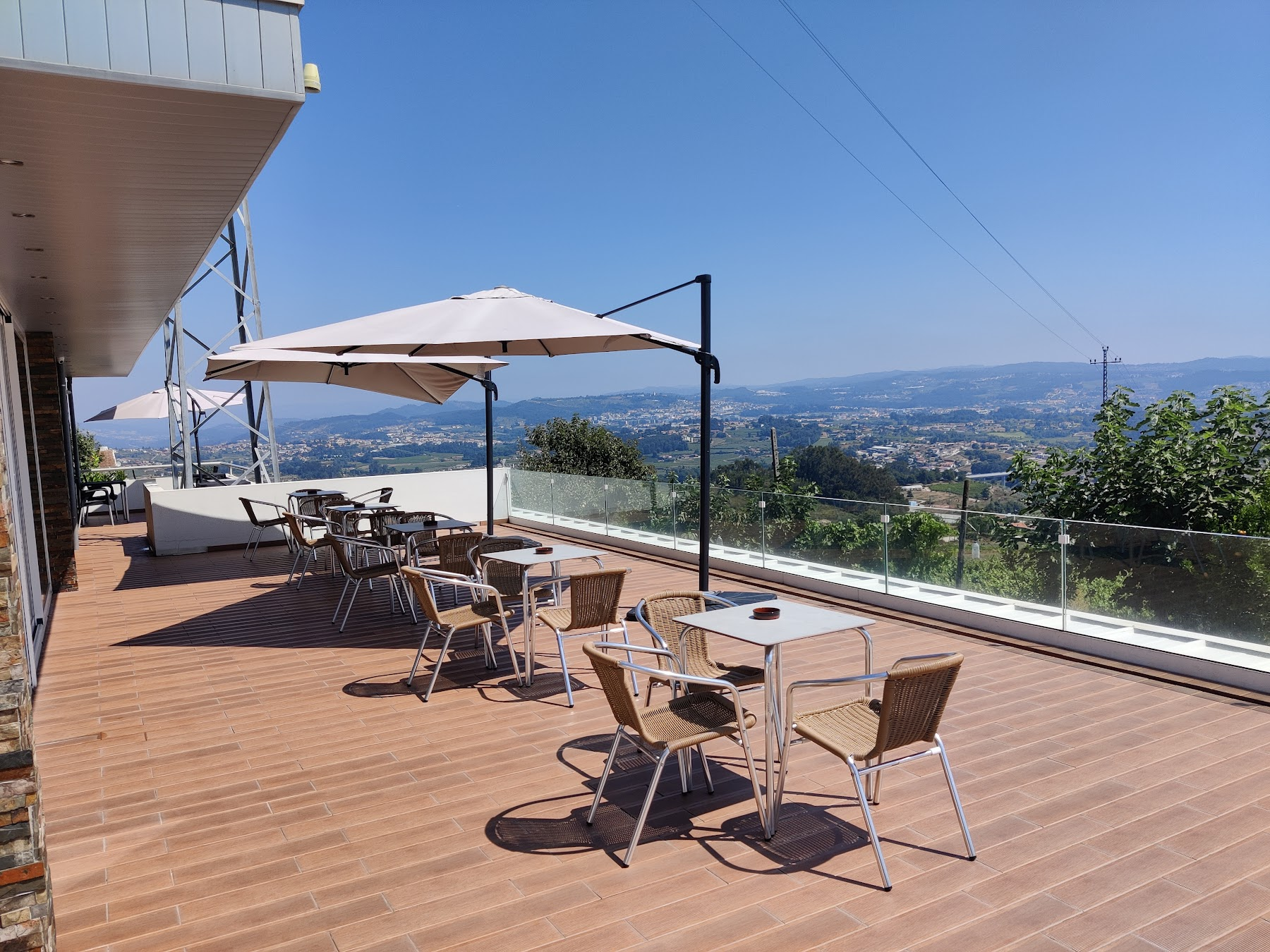 Terraço com esplanada e vista