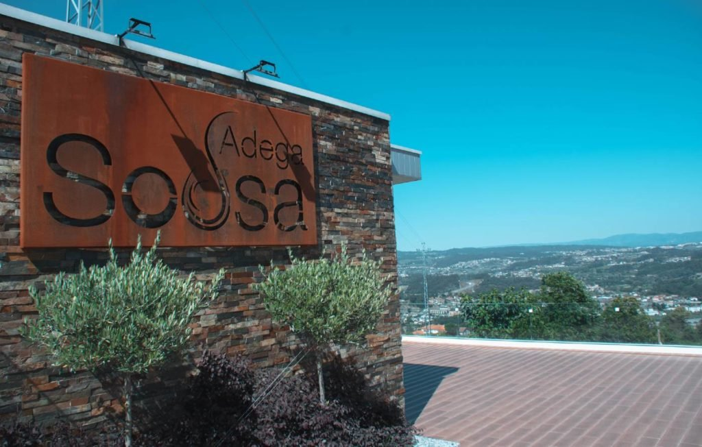Letreiro Adega Sousa de dia