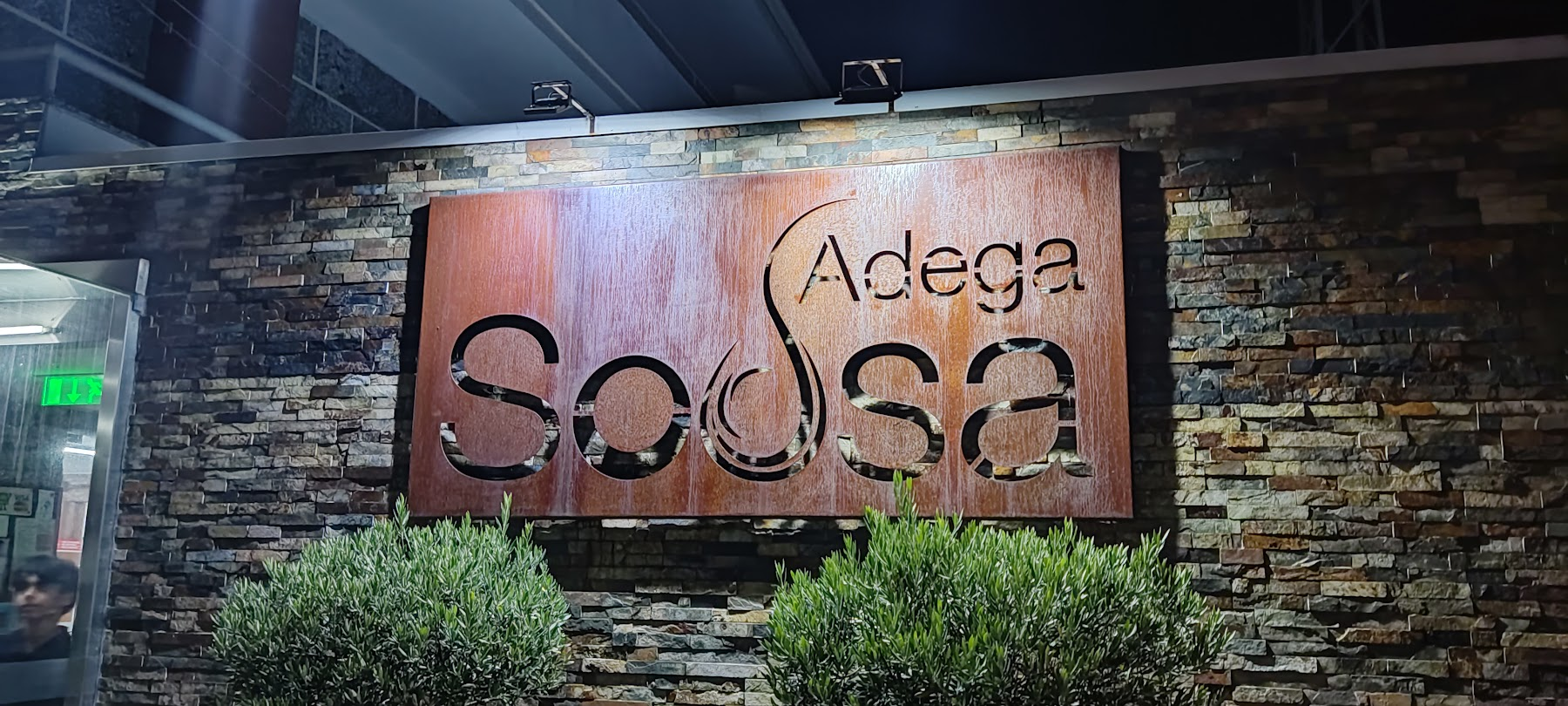 Letreiro Adega Sousa à noite